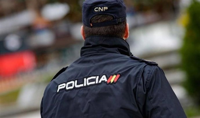 Archivo - Un agente de la Policía Nacional en imagen de archivo