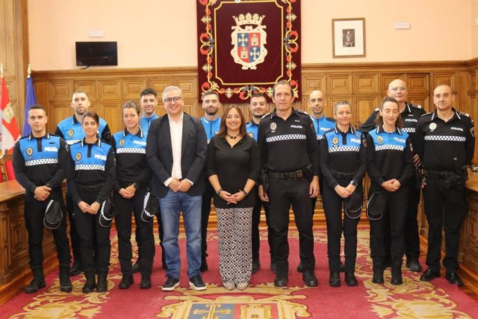 Miriam Andrés, junto a los nuevos policías locales.