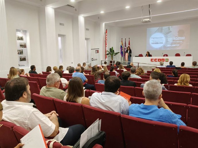 Nuria López (al fondo, izda.) interviene en las las IV Jornadas Jurídicas de CCOO de Andalucía.