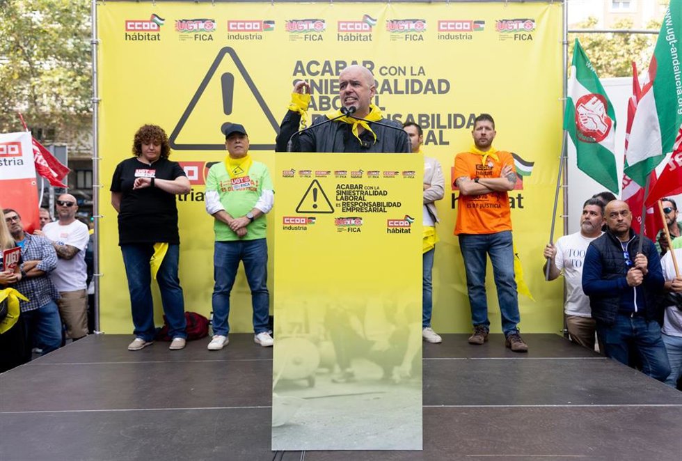 El secretario general de CCOO, Unai Sordo, ofrece declaraciones durante la concentración Siniestralidad 0 frente a la sede de la CEOE, a 16 de octubre de 2025, en Madrid (España). Los sindicatos CCOO y UGT han convocado la concentración para exigir "sin