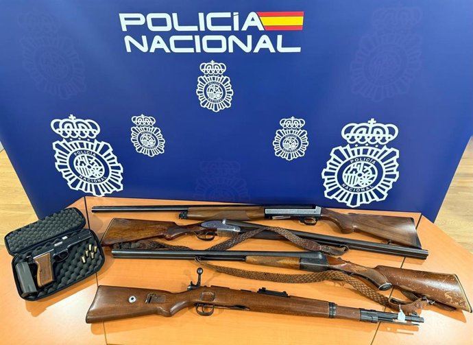 Armas intervenidas en una operación policial con cinco detenidos por su presunta implicación en la retención e intimidación de tres personas para conseguir dinero.