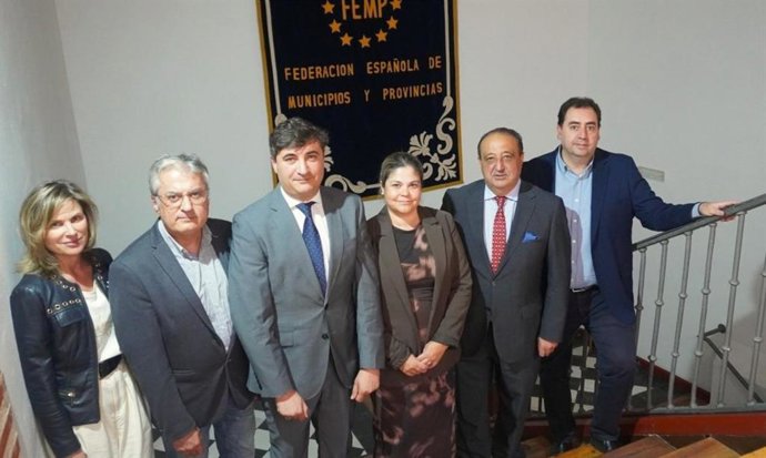 Reunión de la Comisión de Cultura de la FEMP, presidida por el alcalde de Clavijo, en el centro, Pedro Muro