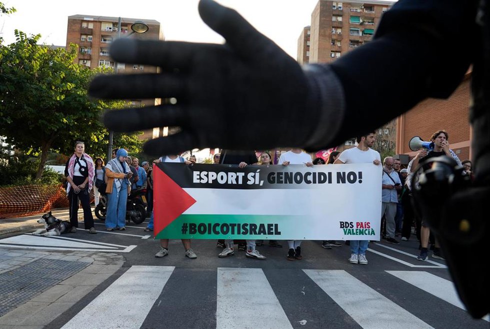 Decenas de personas durante las movilizaciones por la celebración del partido de baloncesto entre el Valencia Basket y el Hapoel Tel Aviv israelí, frente al Roig Arena, a 16 de octubre de 2025, en Valencia, Comunidad Valenciana (España). 