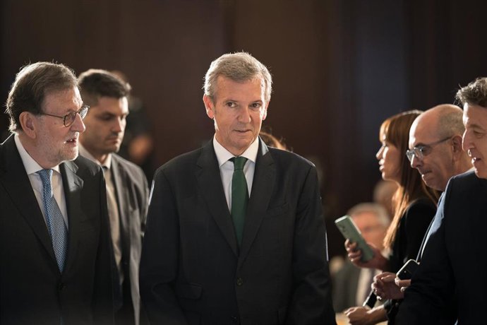 El expresidente del Gobierno, Mariano Rajoy, y el presidente de la Xunta, Alfonso Rueda, durante un desayuno informativo de Fórum Europa, en el Real Casino Gran Círculo de Madrid, a 16 de octubre de 2025, en Madrid (España).