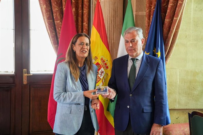 El alcalde de Sevilla entrega el proyecto de presupuesto a la concejal socialista Sonia Gaya.