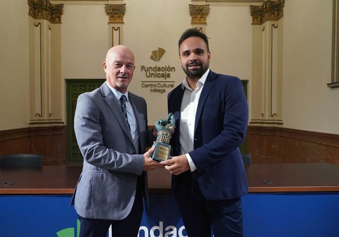 El responsable de Literatura de la Fundación Unicaja, Francisco Cañadas, entrega el Premio Fundación Unicaja de Artículos Periodísticos a Toni Jiménez