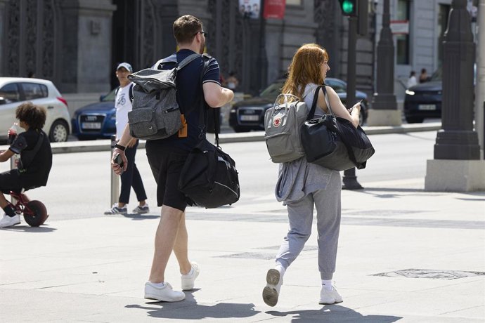 Archivo - Varios turistas pasean por la ciudad, a 2 de septiembre de 2024, en Madrid (España). 