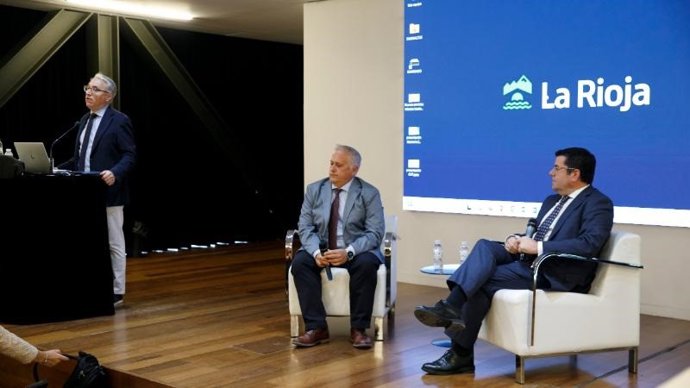 El consejero de Hacienda, Gobernanza Pública, Sociedad Digital y Portavocía, Alfonso Domínguez, junto al presidente de la Federación Riojana de Municipios (FRM), Jorge Loyo, inaugura la jornada organizada por el Gobierno de La Rioja sobre tributos
