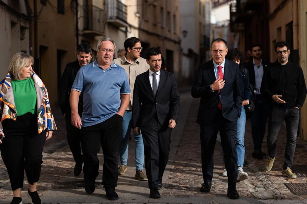 (I-D) El alcalde de Zamora, Francisco Guarido, el ministro de Derechos Sociales, Consumo y Agenda 2030, Pablo Bustinduy, y el subdelegado del Gobierno en Zamora, Ángel Blanco García, durante la inauguración de la nueva temporada del programa de turismo 