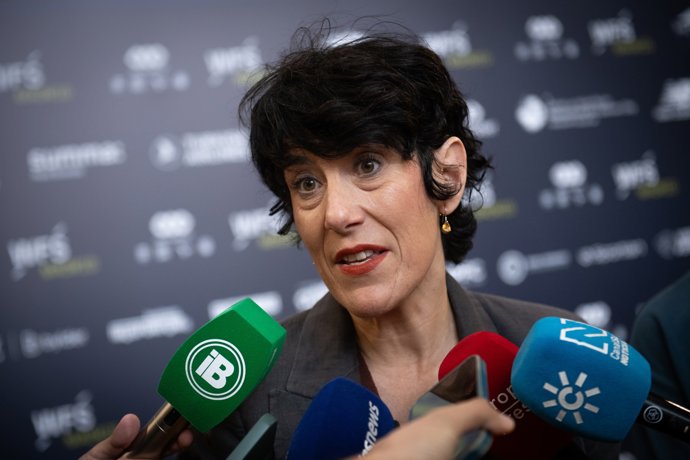 La ministra de Inclusión, Seguridad Social y Migraciones, Elma Saiz, atiende a los medios de comunicación durante una visita al World Football Summit, en La Nave, a 16 de octubre de 2025, en Madrid (España). Saiz ha hecho un análisis de los avances que se