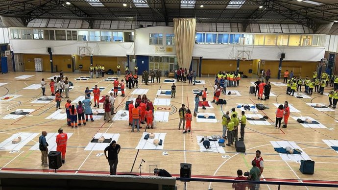 El 061 forma a 1.400 jóvenes en Sevilla en reanimación durante el Cardiomaratón 2025.