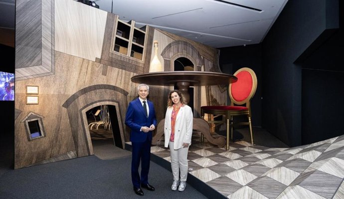 El director de CaixaForum Zaragoza, Ricardo Alfós, y la conservadora sénior de Teatro y Performance del Victoria and Albert Museum de Londres, Kate Bailey.