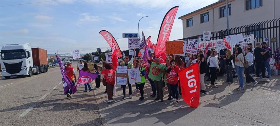 Coincidiendo con la visita del comité europeo de Mahle, los trabajadores y trabajadoras de la factoría de Motilla del Palancar se han concentrado en protesta por el expediente de regulación de empleo