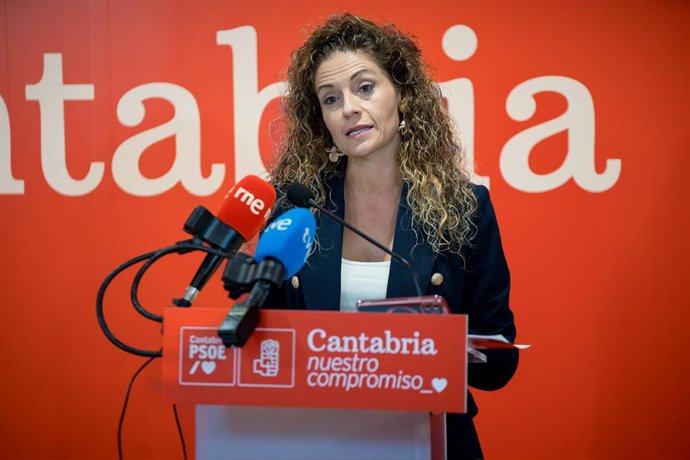 La portavoz de la Comisión Ejecutiva Autonómica del PSOE, Ainoa Quiñones