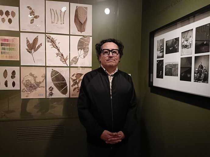 Fabiano Kueva junto a su exposición 'Archivo von Humboldt Madrid: Gesto Pacífico', en el Museo de América.