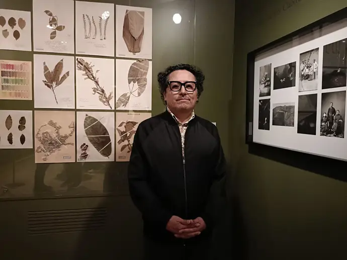 Fabiano Kueva junto a su exposición 'Archivo von Humboldt Madrid: Gesto Pacífico', en el Museo de América.