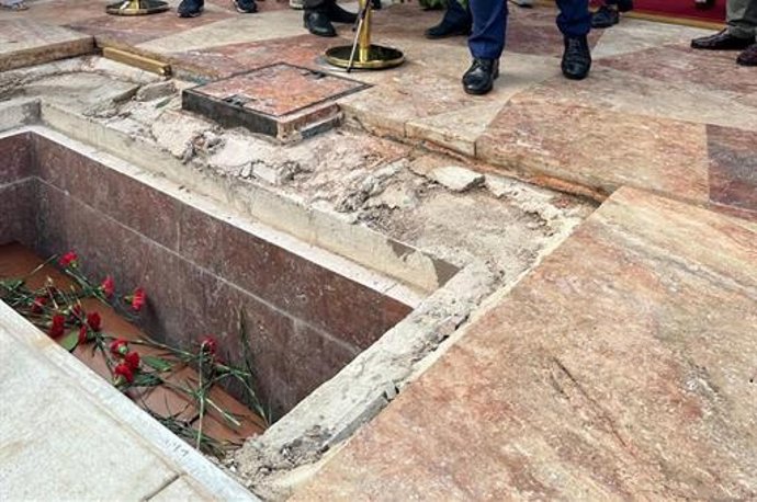 Sepultura con claveles rojos de homenaje