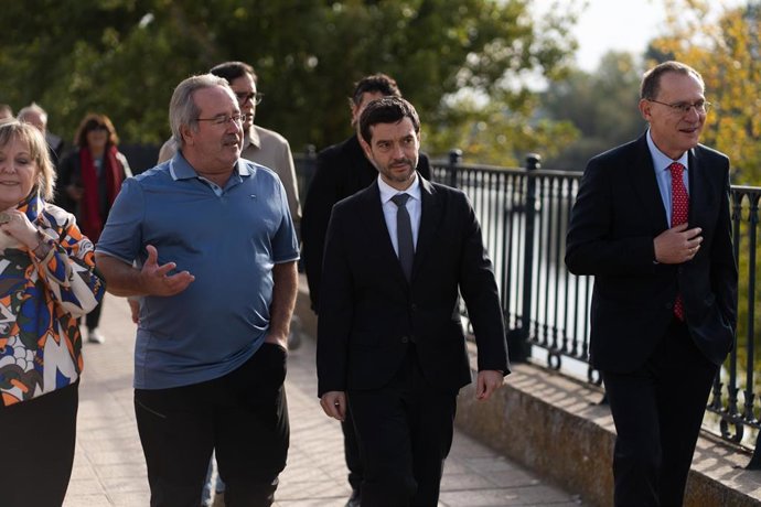 (I-D) El alcalde de Zamora, Francisco Guarido, el ministro de Derechos Sociales, Consumo y Agenda 2030, Pablo Bustinduy, y el subdelegado del Gobierno, Ángel Blanco García, durante la inauguración de la nueva temporada del programa de turismo del Imserso.