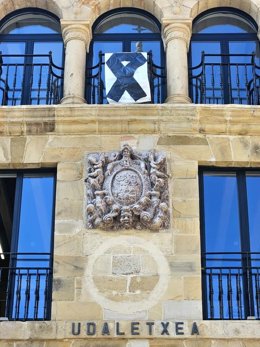 Lazo negro colocado en el Ayuntamiento como símbolo de duelo en la jornada de luto declarada por la muerte de un niño de cinco años que cayó desde una ventana