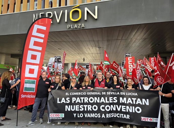 Concentración de los trabajadores de comercio de Sevilla convocada por CCOO