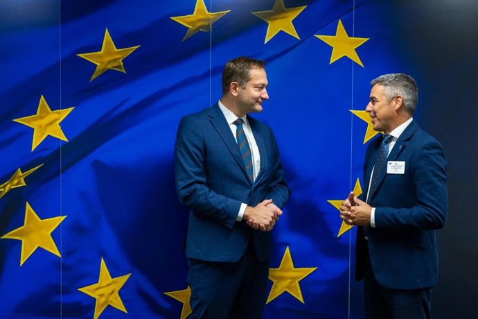 El comisario europeo de Agricultura, Cristophe Hansen, y el consejero de Agricultura, Ganadería y Pesca del Gobierno de Canarias, Narvay Quintero, en una reunión para abordar la reforma del Posei