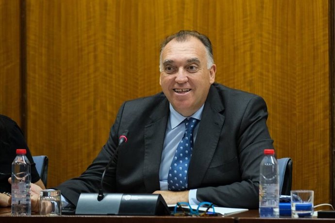 El consejero de Turismo y Andalucía Exterior, Arturo Bernal, en comisión parlamentaria.