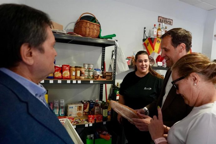 El presidente de la Diputación de Valladolid, Conrado Íscar, durante la inauguración del establecimiento de4 comercio rural mínimo en Lomoviejo.