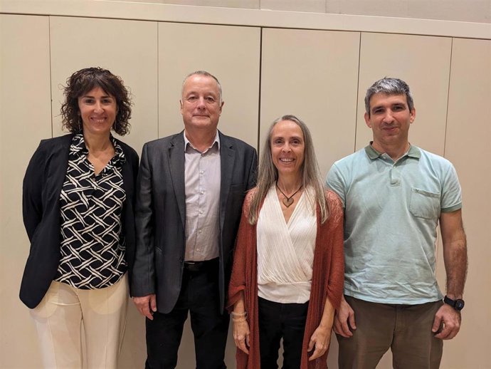 (I-D) La directora general adjunta de La Fageda, Sílvia Domènech; el presidente de Grup Clade, Tomàs Llompart, y los coordinadores de Som Connexió, Mercè Botella y Bernat Alcolea.