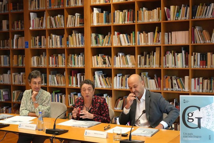 La presidenta del Consello da Cultura Galega, Rosario Álvarez, la vicepresidenta y coordinadora del foro, Dolores Vilavedra, y el Responsable del Observatorio da Cultura Galega, Hkan Casares.