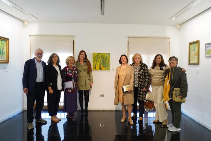 La diputada de Educación y Cultura, Yolanda Burgoa, junto a Beatriz Sánchez Valdevira, en nombre del colectivo inauguran, en la Sala de Exposiciones del Teatro Zorrilla, la exposición 'Lo Natural'