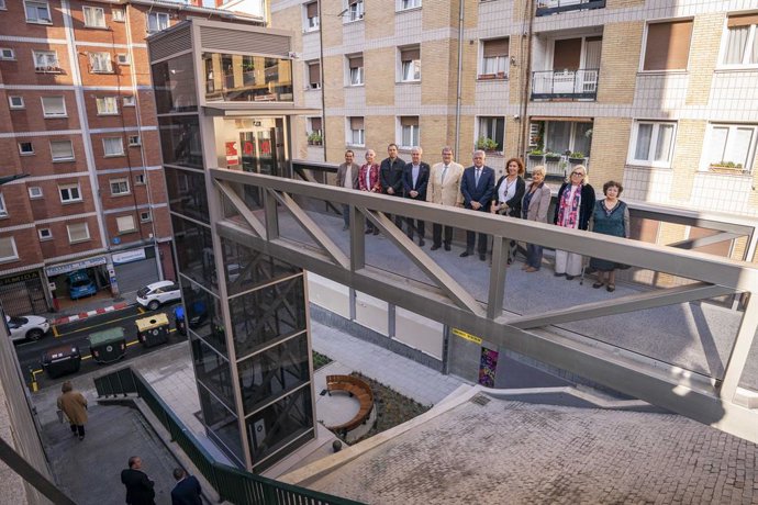 Udal ordezkariak igogailua bisitatzen