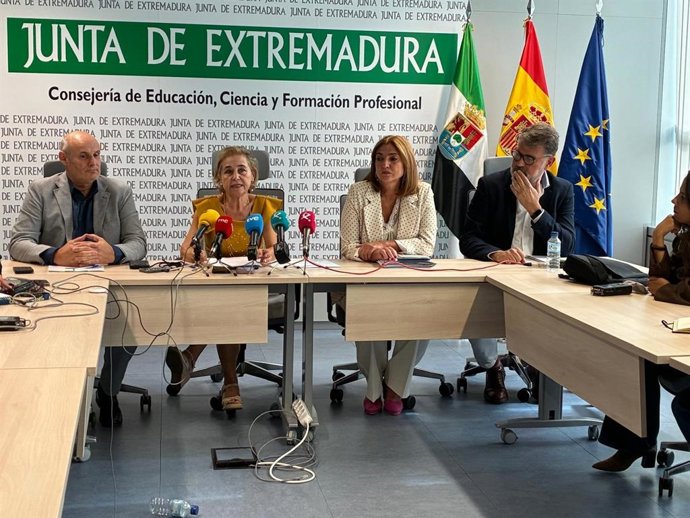 La consejera de Educación, Ciencia y Formación Profesional, María Mercedes Vaquera, en rueda de prensa tras la reunión con los sindicatos