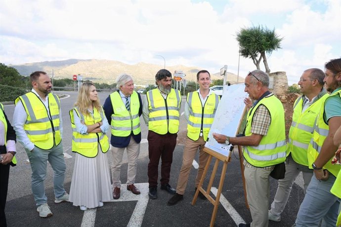 El presidente del Consell de Mallorca, Llorenç Galmés, visita las obras de la ruta senderista East Mallorca GR 226.