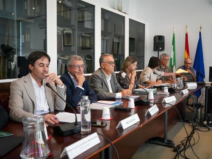 El alcalde de Almonte, Francisco Bella (en el centro de la imagen con chaqueta gris) en la reunión extraordinaria del Consejo de Participación de Doñana.