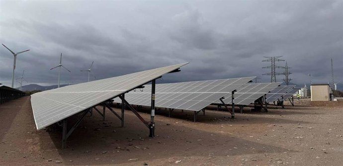 Endesa inaugura en Gran Canaria su primera planta solar hibridada con sistema de baterías de litio en España