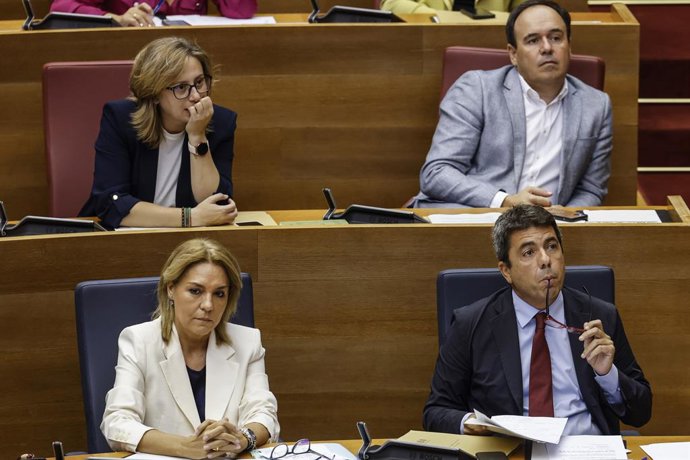 (En la primera fila, E-D) La vicepresidenta primera i consellera de Servicis Socials, Igualtat i Habitatge i portaveu del Consell, Susana Camarero, i el president de la Generalitat valenciana, Carlos Mazón, durant la sessió de control a Les Corts