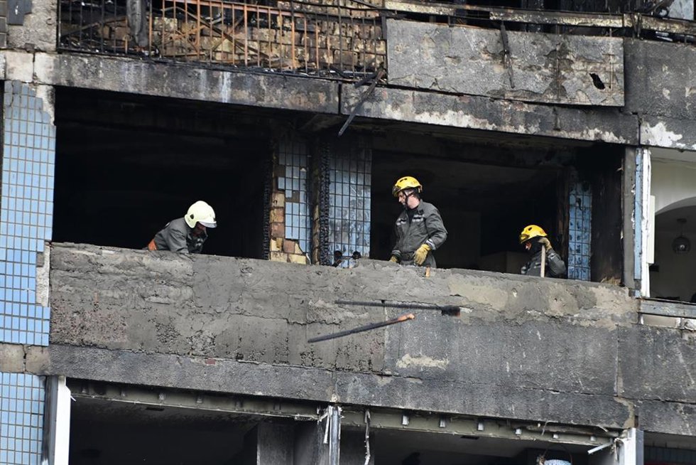 Servicios de emergencia en un edificio de Kiev tras un ataque ruso