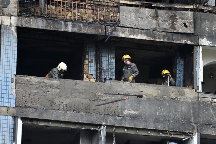 10 de outubro de 2025, Ucrânia, Kiev: Equipes de resgate limpam os destroços de um prédio residencial danificado em um ataque de drone russo. Foto: Aleksandr Gusev/SOPA Images via ZUMA Press Wire/dpa