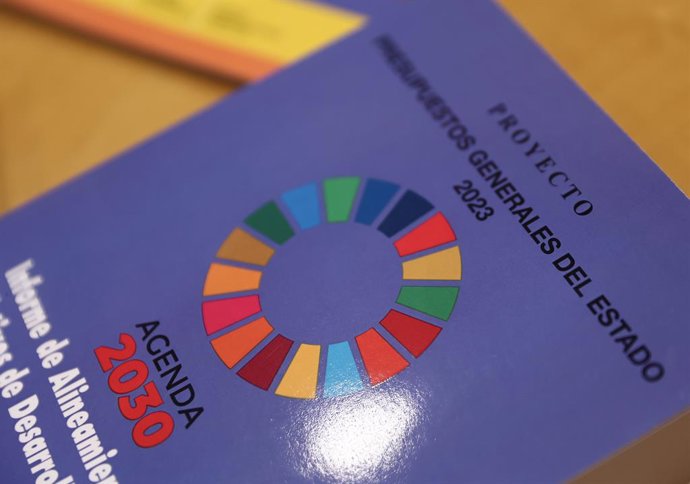 Archivo - Arquivo - Relatório impresso incluindo o Projeto de Lei do Orçamento Geral do Estado aprovado pelo Governo para 2023, no Congresso dos Deputados, em 6 de outubro de 2022, em Madri (Espanha). Antes da coletiva de imprensa, o ministro da
