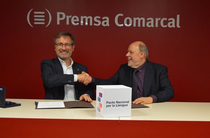 Vila i Fàbregas després de la signatura de l'adhesió