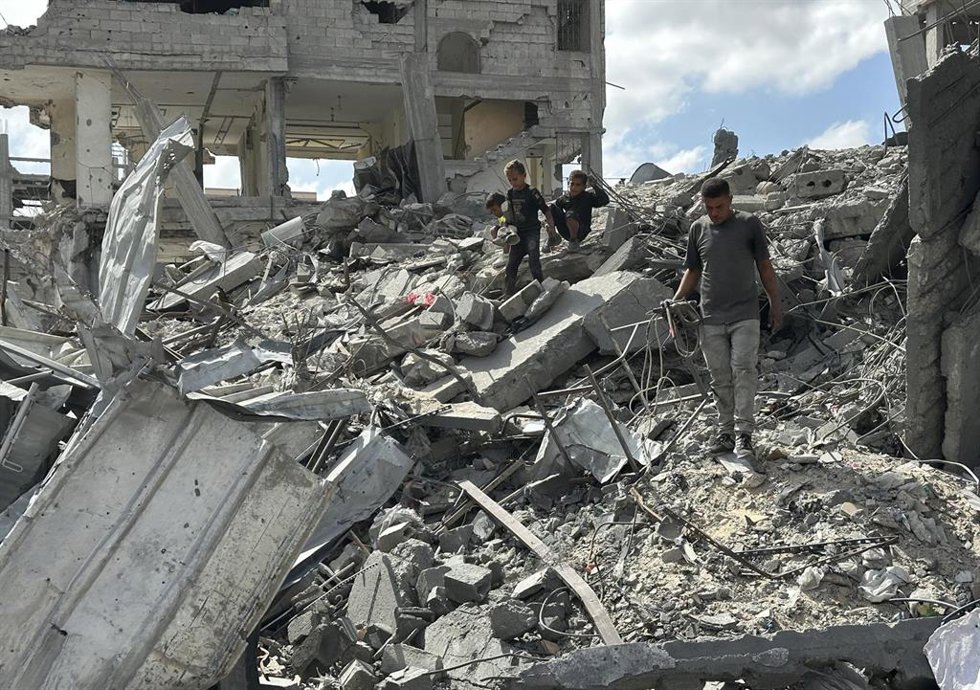 Palestinos entre los escombros de varios edificios destruidos por el Ejército de Israel en la ciudad de Jan Yunis, en el sur de la Franja de Gaza (archivo)