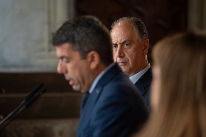 Archivo - Arxiu- El conseller d'Emergències i Interior, Juan Carlos Valderrama, i el president de la Generalitat, Carlos Mazón, en una imatge d'arxiu
