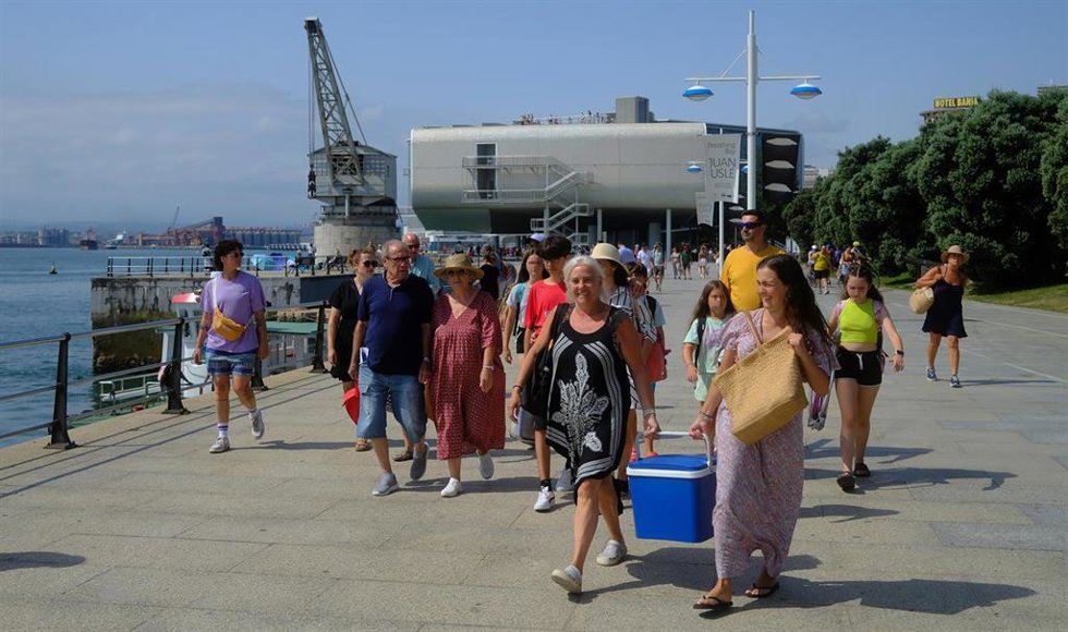 Archivo - Turistas pasean por el paseo marítimo de Santander
