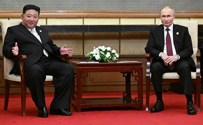 Archivo - El presidente de Rusia, Vladimir Putin, y el dirigente de Corea del Norte, Kim Jong Un, reunidos en septiembre en Pekín