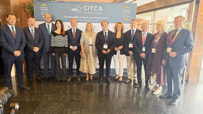 Foto de familia de la apertura del IV Congreso Internacional de Turismo Náutico y de Cruceros