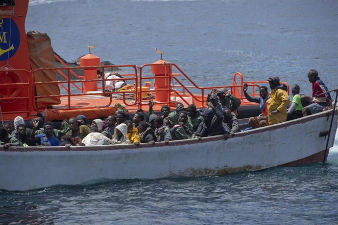 Archivo - Un cayuco es remolcado por el buque Salvamar Mízar, hasta el Puerto de La Restinga, a 9 de septiembre de 2024, en El Hierro, Canarias (España). 