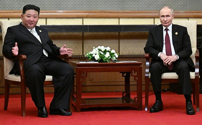 Archivo - Arquivo - HANDOUT - 03 de setembro de 2025, China, Pequim: O líder da Coreia do Norte, Kim Jong Un (à esquerda), e o presidente russo, Vladimir Putin (à direita), participam de uma reunião conjunta na Casa de Hóspedes do Estado de Diaoyutai. Fot
