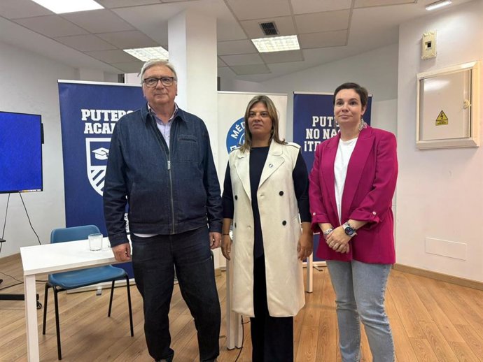 El fundador de la ONG Médicos del Mundo, José Fernández; la vicepresidenta del Principado, Gimena Llamedo, y la directora general de Igualdad, Vanesa Fernández.