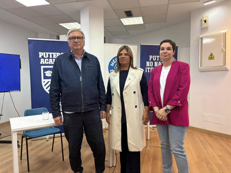 El fundador de la ONG Médicos del Mundo, José Fernández; la vicepresidenta del Principado, Gimena Llamedo, y la directora general de Igualdad, Vanesa Fernández.