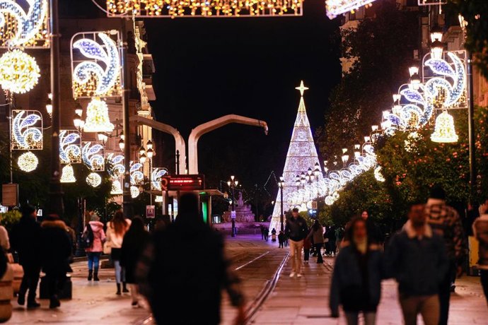 Archivo - Imágenes del alumbrado navideño del pasado año.
